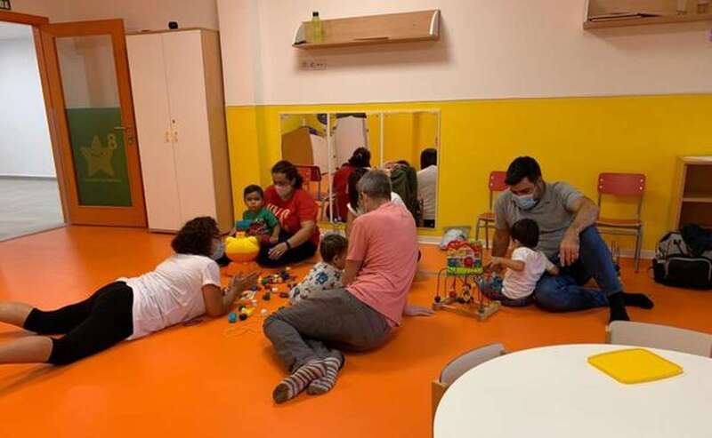 Padres juegan con sus hijos en el primer día de escuela. Solo se permite el acompañamiento de un familiar/C7.